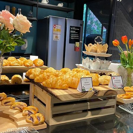 Lyf Sukhumvit 8 Bangkok Hotell Exteriör bild