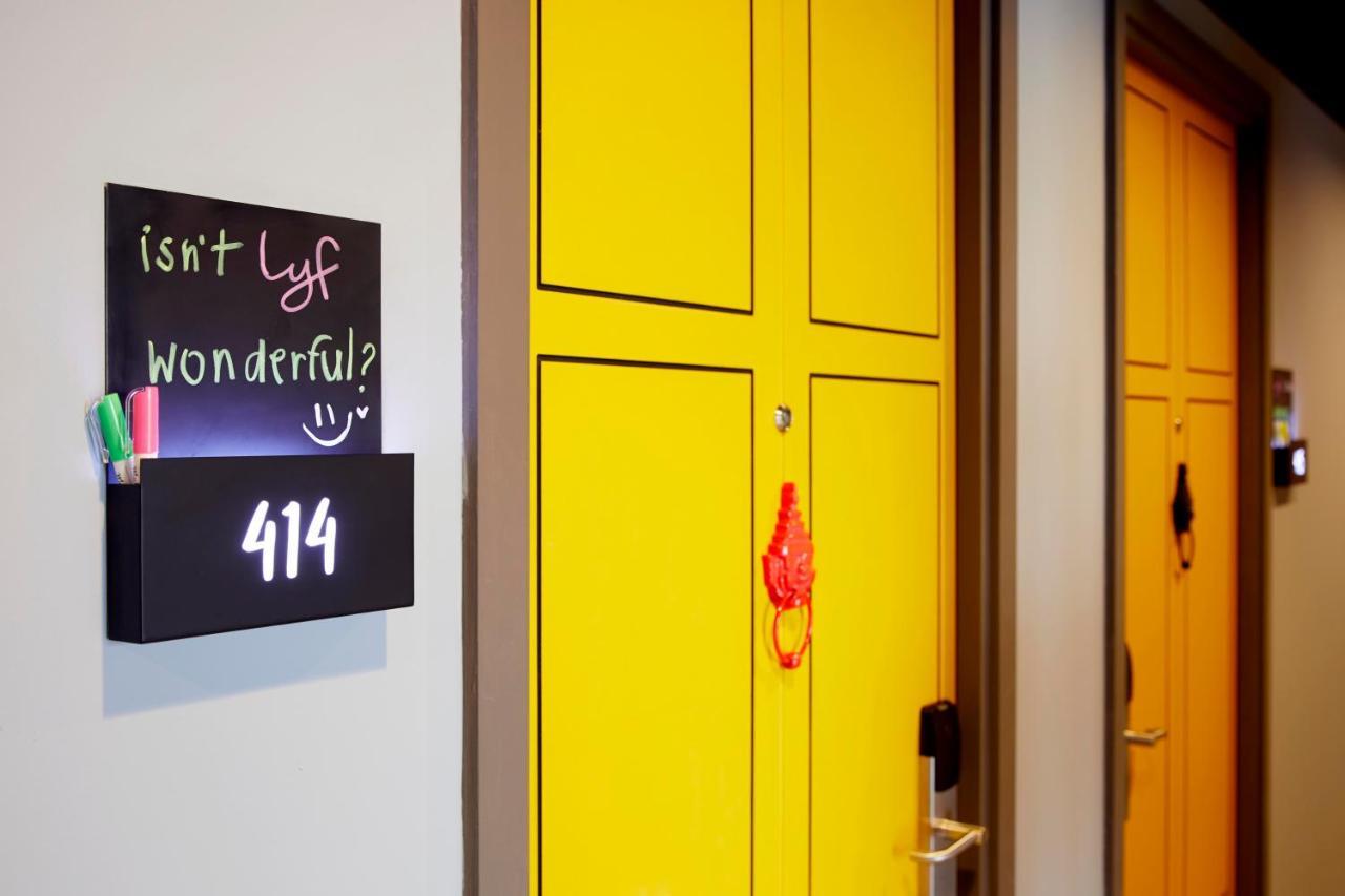 Lyf Sukhumvit 8 Bangkok Hotell Exteriör bild