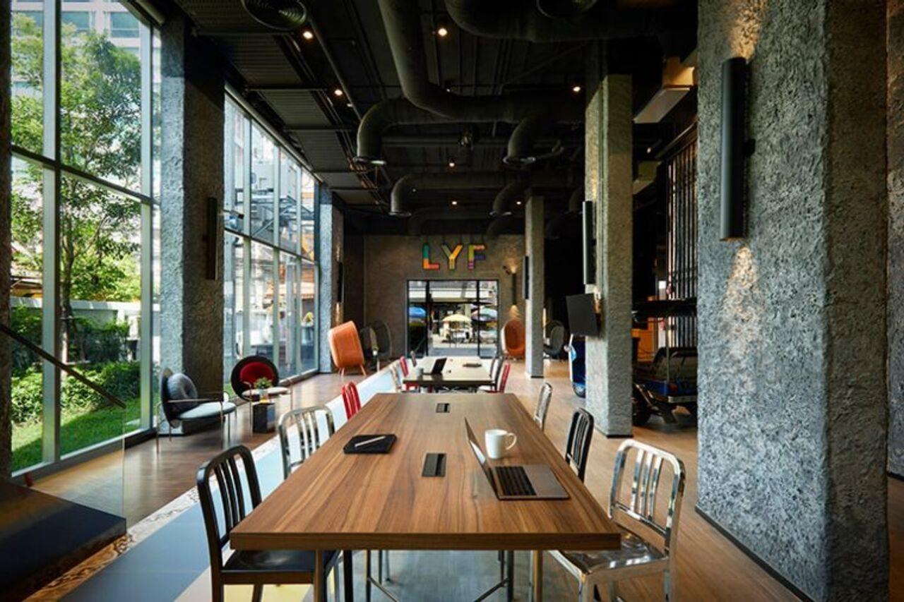 Lyf Sukhumvit 8 Bangkok Hotell Exteriör bild