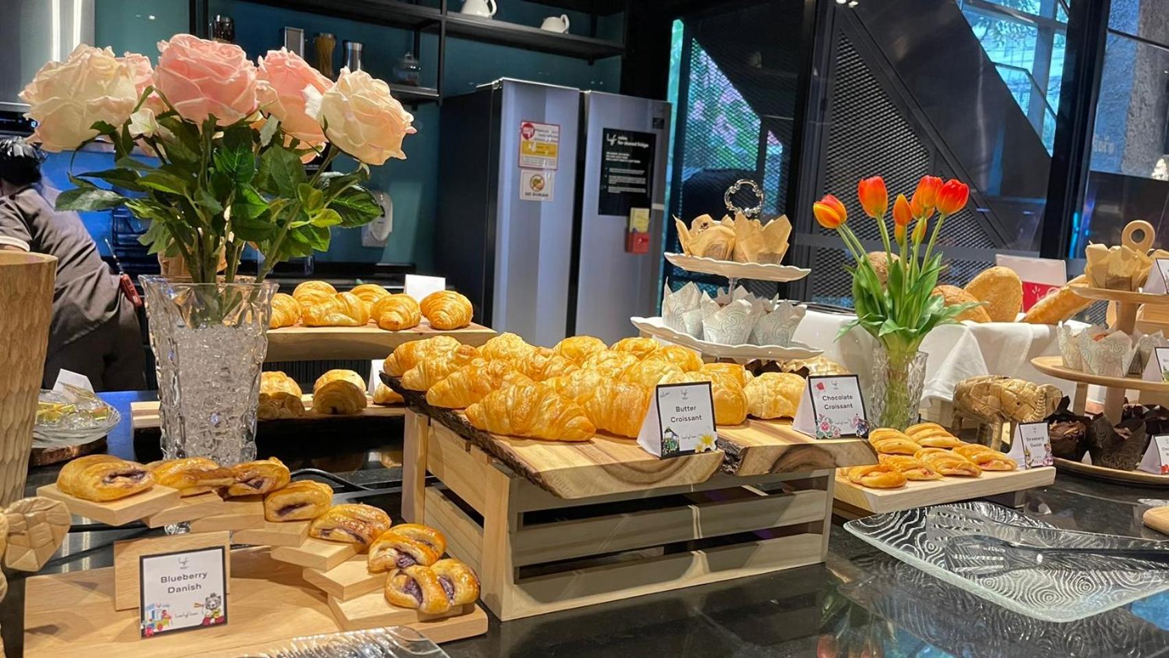 Lyf Sukhumvit 8 Bangkok Hotell Exteriör bild